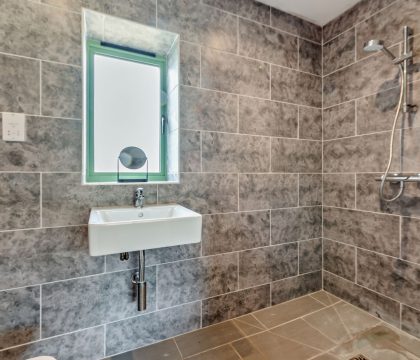 Bear's Court Annexe Master Bedroom Ensuite - StayCotswold