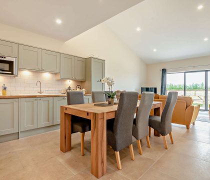 4 Bear's Court Dining Area - StayCotswold