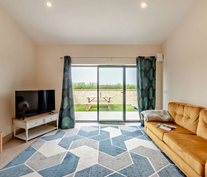 4 Bear's Court Sitting Area - StayCotswold