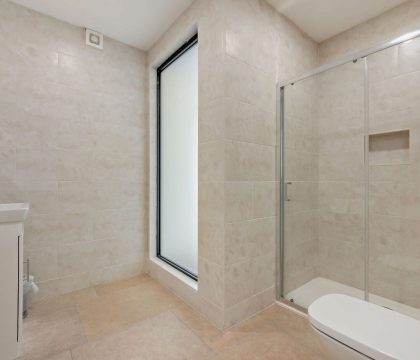 4 Bear's Court Master Bedroom Ensuite - StayCotswold