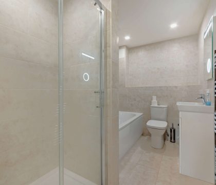 4 Bear's Court Family Bathroom - StayCotswold