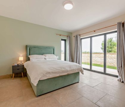 4 Bear's Court Master Bedroom - StayCotswold