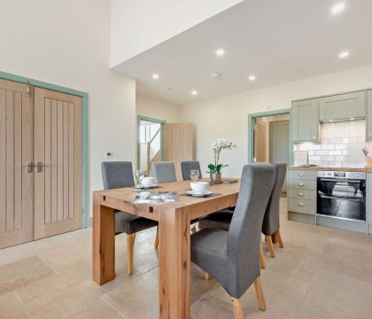 4 Bear's Court Dining Area - StayCotswold
