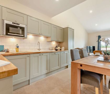 4 Bear's Court Kitchen - StayCotswold