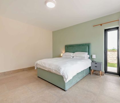 4 Bear's Court Master Bedroom - StayCotswold