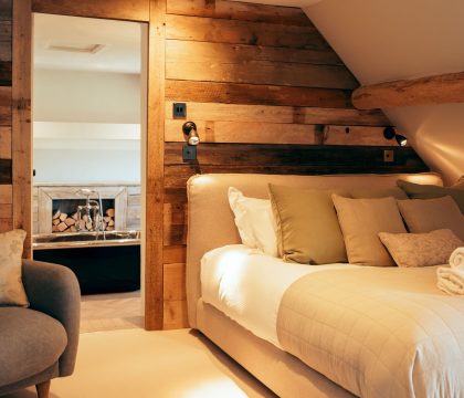 Brook Cottage Master Bedroom - StayCotswolds 
