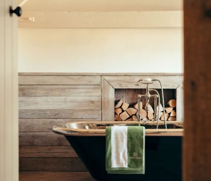 Brook Cottage Master Bedroom Ensuite - StayCotswolds 