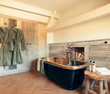 Brook Cottage Master Bedroom Ensuite - StayCotswolds 