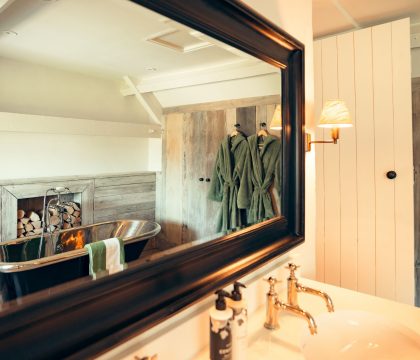 Brook Cottage Master Bedroom Ensuite - StayCotswolds 