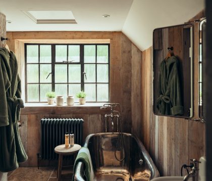 Brook Cottage Family Bathroom - StayCotswolds 