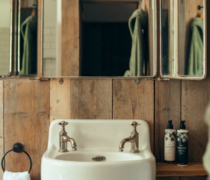 Brook Cottage Family Bathroom - StayCotswolds 