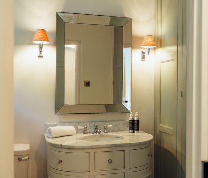 Brook Cottage Cloakroom - StayCotswolds 