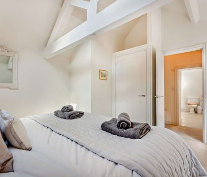 Lower Barn Master Bedroom - StayCotswold