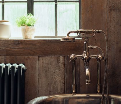 Brook Cottage Family Bathroom - StayCotswolds 