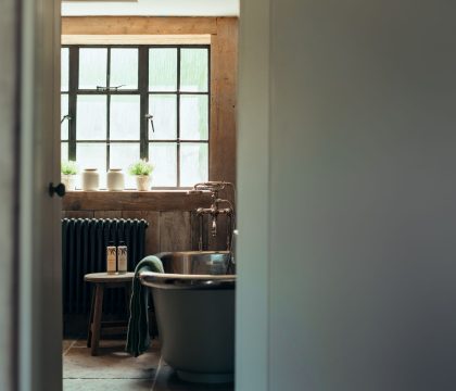 Brook Cottage Family Bathroom - StayCotswolds 
