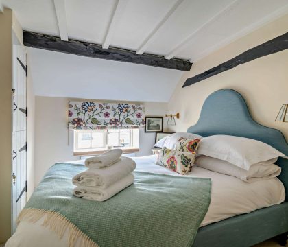 Cub Cottage Master Bedroom - StayCotswold