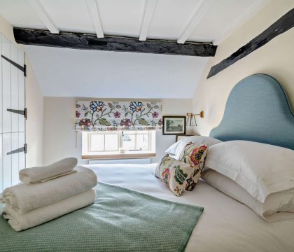 Cub Cottage Master Bedroom - StayCotswold
