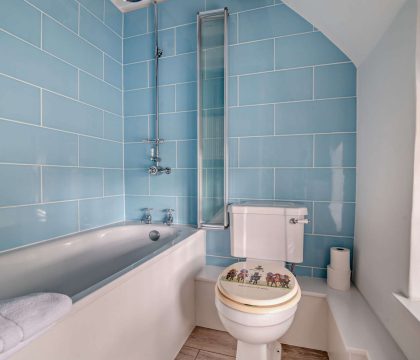 Cub Cottage Family Bathroom - StayCotswold