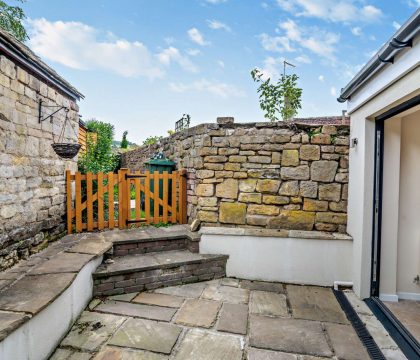 Cub Cottage Courtyard - StayCotswold