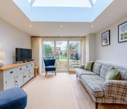 Bumble Cottage - Kitchen/Dining/Lounge Area - StayCotswold