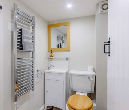 Bumble Cottage - Cloakroom - StayCotswold