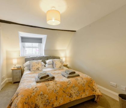 Bumble Cottage - Master Bedroom - StayCotswold