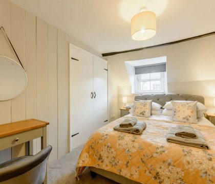 Bumble Cottage - King Size Bed - StayCotswold