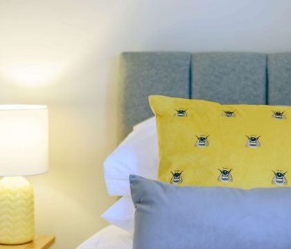 Bumble Cottage - Twin Room - StayCotswold