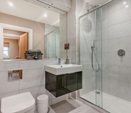 Riverview Family Bathroom - StayCotswold