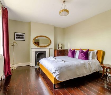 Milton House Master Bedroom - StayCotswold 