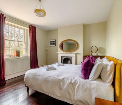 Milton House Master Bedroom - StayCotswold 