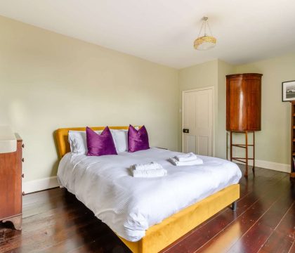 Milton House Master Bedroom - StayCotswold 