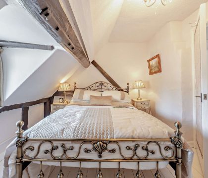 Pyatt's Pad Master Bedroom - StayCotswold