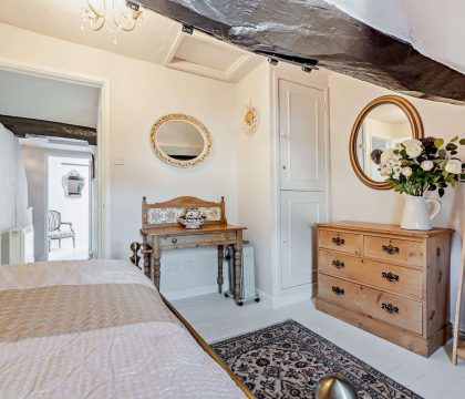 Pyatt's Pad Master Bedroom - StayCotswold