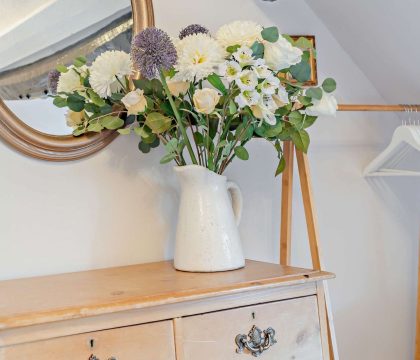 Pyatt's Pad Master Bedroom - StayCotswold