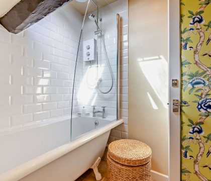 Pyatt's Pad Family Bathroom - StayCotswold