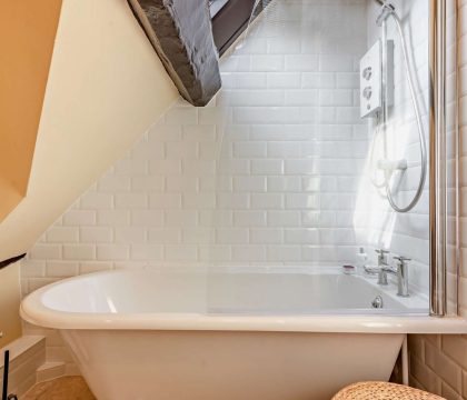 Pyatt's Pad Family Bathroom - StayCotswold