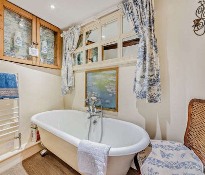 Nepenthe Family Bathroom - StayCotswold
