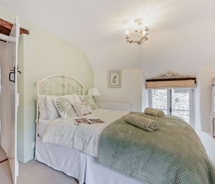 Nepenthe Master Bedroom - StayCotswold