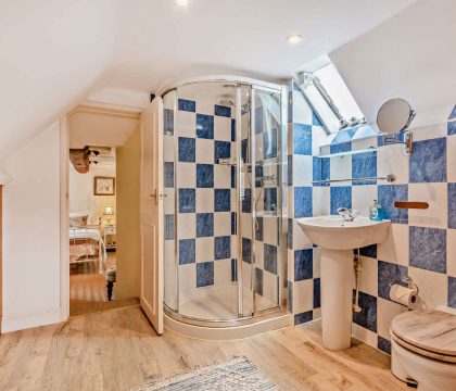 Glebe Cottage Master Bedroom Ensuite - StayCotswold