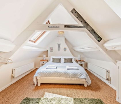 Glebe Cottage Bedroom 2 - StayCotswold