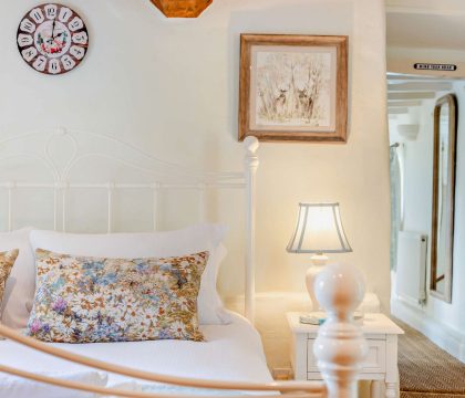 Glebe Cottage Bedroom 2 - StayCotswold