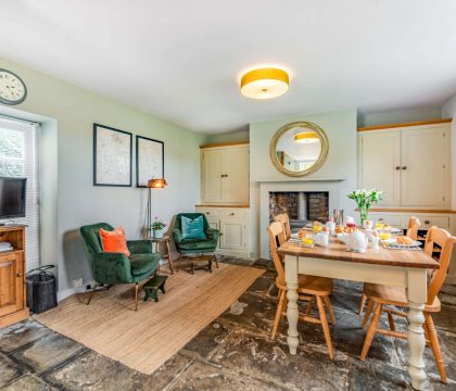 Quaint End Dining Room - StayCotswold