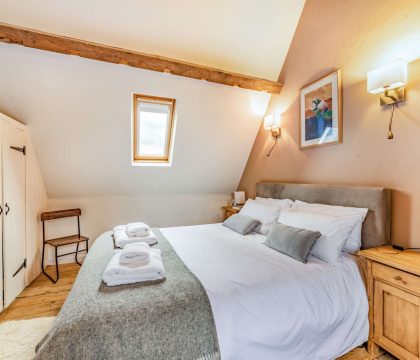Quaint End Double Bedroom - StayCotswold