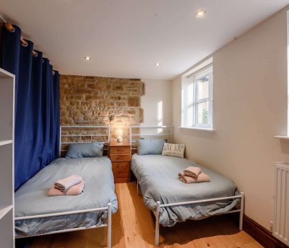 Grey Gables Barn Twin Room - StayCotswold