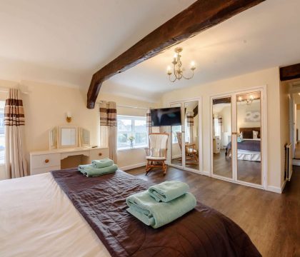 Grey Gables Barn Master Bedroom - StayCotswold