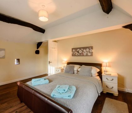 Grey Gables Barn Bedroom 2 - StayCotswold