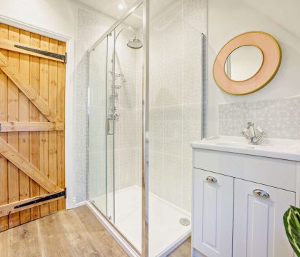 Burghfield Cottage Master Bedroom Ensuite Bathroom - StayCotswold