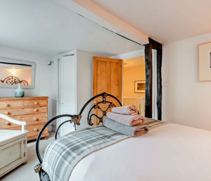 Fleur de Lys Master Bedroom - StayCotswold 