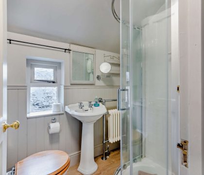 Fleur de Lys Shower Room - StayCotswold 